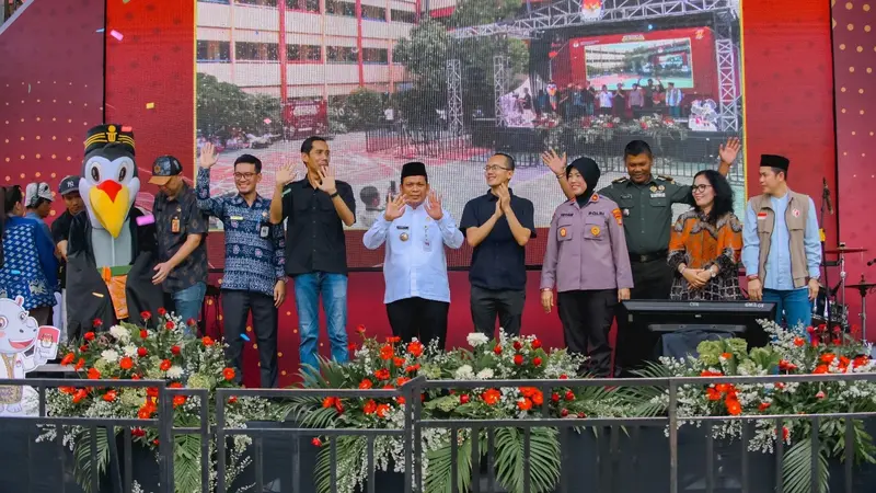 KPUD Kota Tangerang, Banten menggelar sosialisasi ‘KPU Goes To School’ Pemilihan Kepala Daerah (Pilkada) Serentak 2024 di hadapan ratusan SMA Yadika 3, untuk meningkatkan pemahaman pemilih pemula. (Liputan6.com/Jayadi Supriadin)