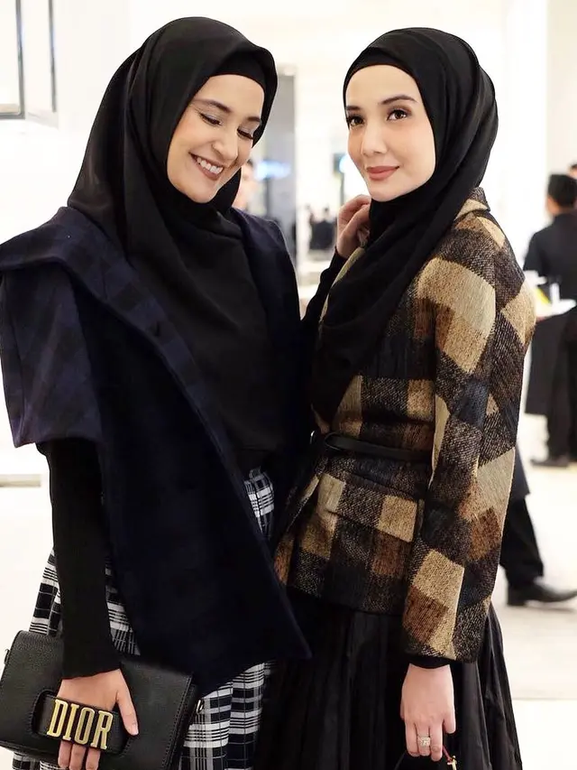 7 Gaya Zaskia dan Shireen Sungkar Pakai Baju Kembar, Kompak Banget