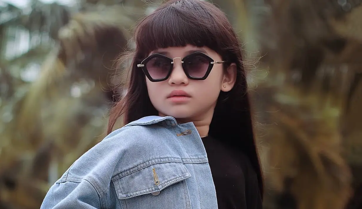 Graciella Abigail berhasil menyita perhatian banyak orang dengan aktingnya sebagai Raya di layangan putus. Graciella kini menjadi aktris cilik yang gaya penampilannya jadi pusat perhatian termasuk saat ia tampil kece dengan kacamata. (Liputan6.com/IG/@graciellaabigail)