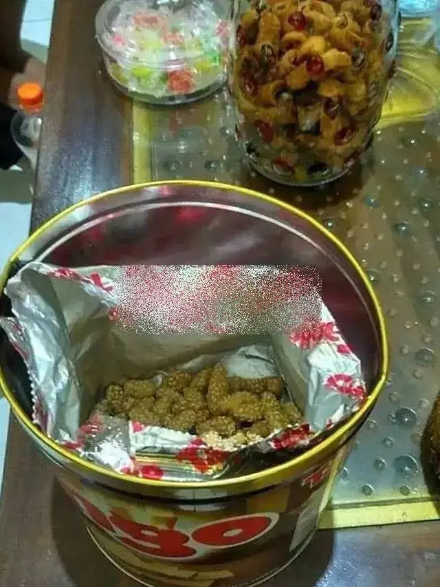 10 Potret Nyeleneh Isi Kaleng Lebaran yang Kerap Bikin Kejutan