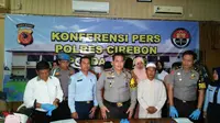 Polres Cirebon memberikan keterangan pers terkait pembacokan seorang Ustaz oleh tiga orang tak dikenal saat hendak pergi ke Masjid (Liputan6.com / Panji Prayitno)