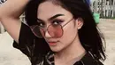 Kontestan sebuah ajang pencarian bakat di televisi, Marion Jola berpose dengan mengenakan kacamata. Meski baru sebatas peserta ajang pencarian bakat, video Marion Jola sudah mencuri perhatian warganet. (Instagram/lalamarionmj)