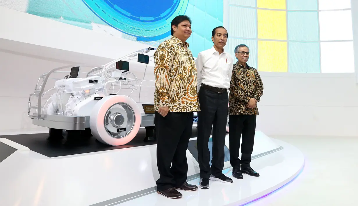 Presiden Joko Widodo didampingi Menteri Perindustrian Airlangga Hartarto foto bersama di depan mobil konsep Daihatsu pada pembukaan GAIKINDO Indonesia International Auto Show (GIIAS) 2018 di ICE BSD, Tangsel, Kamis (2/8). (Liputan6.com/Fery Pradolo)