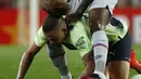 Gelandang Manchester City Kalvin Phillips berebut bola dengan gelandang Barcelona Franck Kessie pada sebuah laga amal di Stadion Camp Nou, Kamis (25/8/2022) dini hari WIB. Laga Barcelona vs Man City berjalan ketat, skor akhir sama kuat 3-3. (AP Photo/Joan Monfort)