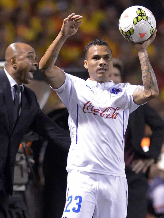 Arnold Peralta saat memperkuat CD Olimpia pada Liga Champions Concacaf di stadion Eladio Rosabal Cordero 5 Maret 2015. Pemain yang pernah memperkuat klub Rangers tewas ditembak disekitar Mal Uniplaza Honduras. (AFP PHOTO/Ezequiel BECERRA)