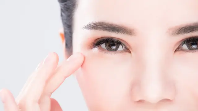 Pentingnya mengaplikasikan sunscreen di kelopak mata