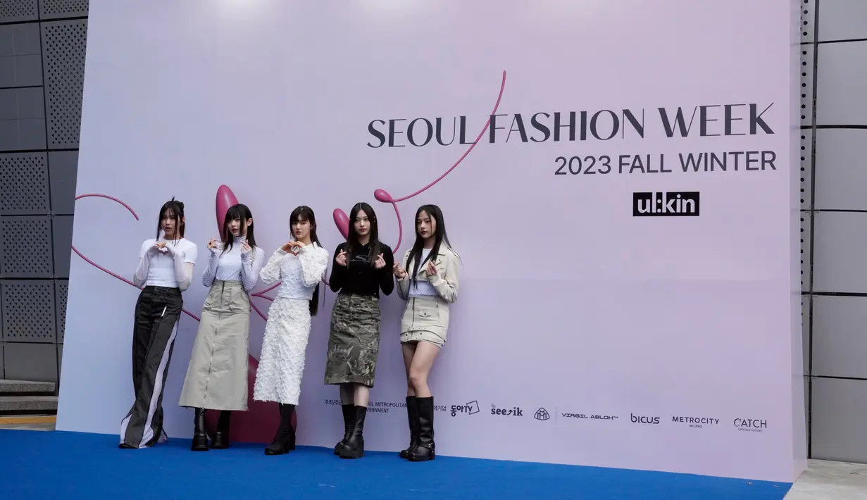 <p>Penampilan cantik para personel NewJeans saat menghadiri acara tersebut sukses mencuri perhatian banyak orang, terutama pesona Minji (kanan). (AP Photo/Ahn Young-joon)</p>