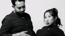 Potret Maternity Shoot Kiky Saputri, Kocak Adu Perut dengan Suami (Sumber: Instagram/kikysaputri)