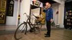 Seorang pria berfoto di Museum Peranakan Phuket di Phuket, Thailand, pada 12 September 2020. Museum ini menampilkan sejarah dan budaya Peranakan melalui berbagai koleksi benda pameran dan teknologi. (Xinhua/Zhang Keren)