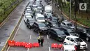 Sejumlah pengendara terjebak kemacetan pengalihan arus lalu lintas di sekitar Jalan Gatot Subroto dekat Gedung MPR/DPR/DPD RI, Rabu (24/6/2020). Sebagian arus lalu lintas yang mengarah Gedung MPR/DPR/DPD RI dialihkan akibat adanya aksi unjuk rasa menentang RUU HIP. (Liputan6.com/Helmi Fithriansyah)