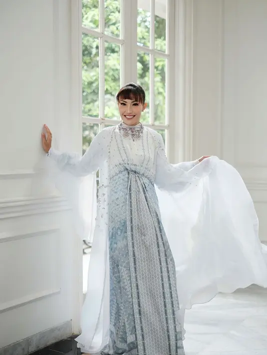 Ayu Dewi yang menjadi host juga mengenakan koleksi terbaru Vanilla Hijab. [@vanilahijab].