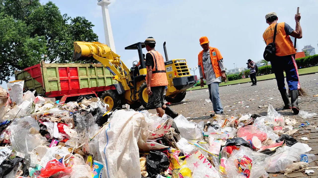 Pengunjung Meningkat, Sampah di Monas Menggunung
