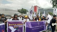 Aksi unjuk rasa AJI Manado di depan Markas Polda Sulut, Rabu (3/5/2023), untuk menuntut pengungkapan kasus tabrak lari yang menyebabkan jurnalis Riyo Noor meninggal dunia.