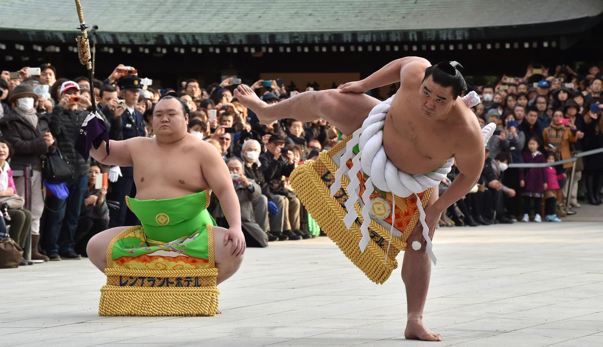 Yokozuna Hakuho (kedua kiri) melakukan gerakan ritual tahunan di Tokyo, Jepang, (7/1). Acara ini dibuat agar olahraga nasional Jepang seperti sumo semakin mendunia. (AFP PHOTO / KAZUHIRO NOGI)