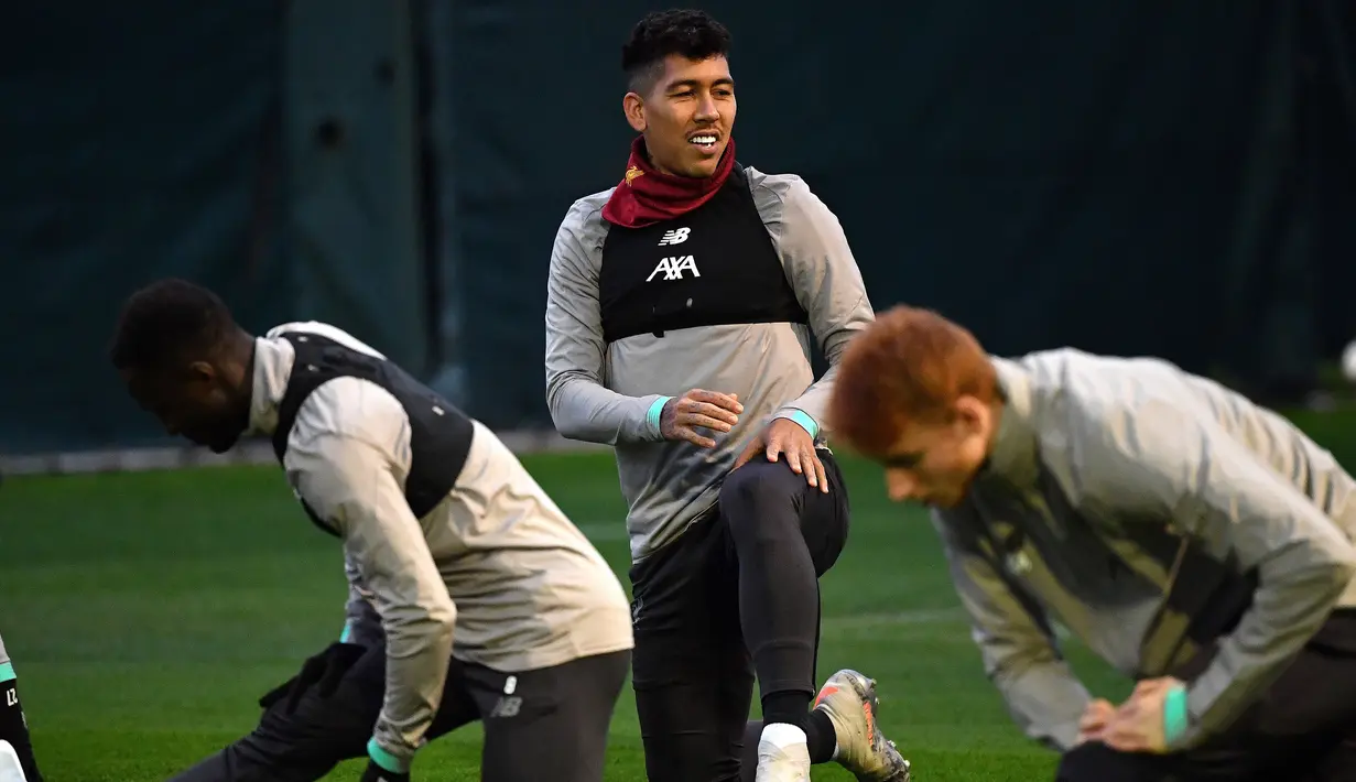 Penyerang Liverpool, Roberto Firmino melakukan pemanasan saat latihan di Melwood di Liverpool, Inggris (4/11/2019). Liverpool akan bertanding melawan wakil Belgia, KRC Genk pada lanjutan grup E Liga Champions di stadion Anfield. (AFP Photo/Paul Ellis)