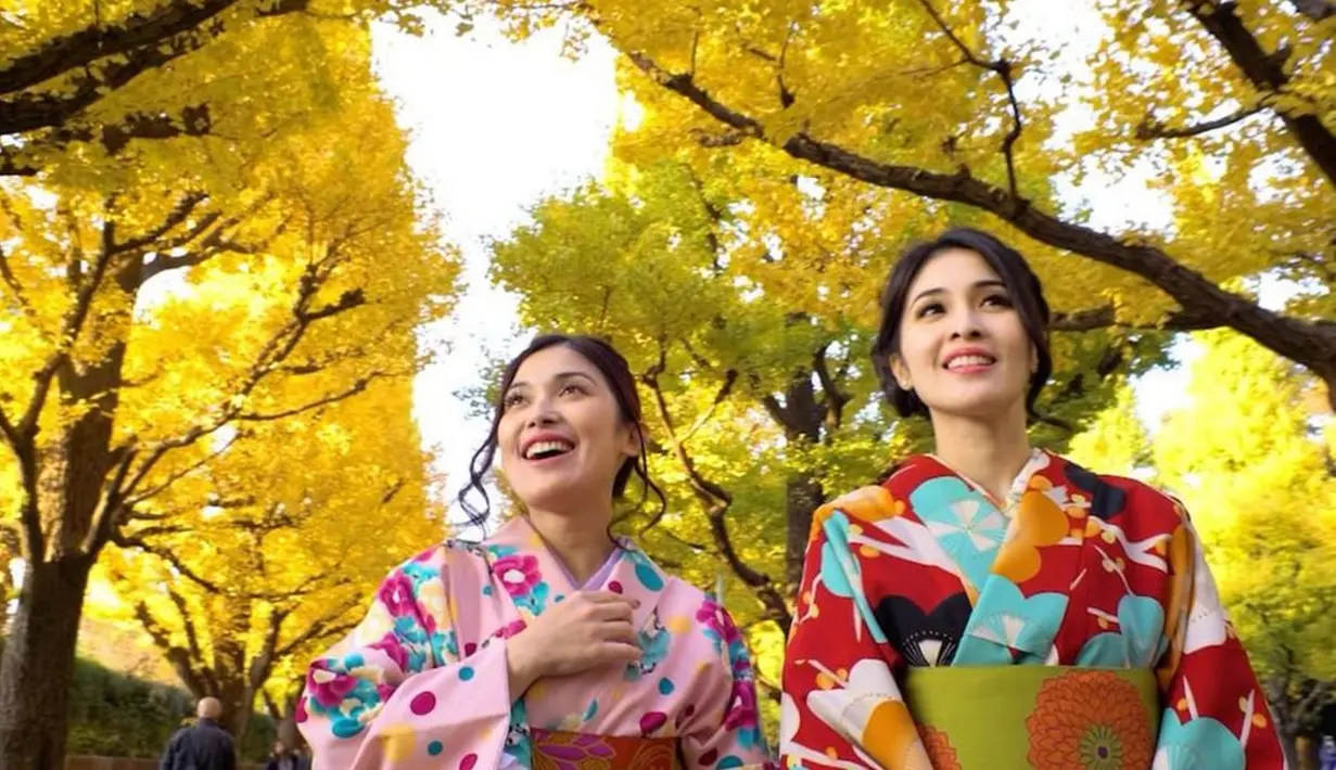Sandra Dewi (kanan) dan adiknya, Kartika Dewi mengenakan kimono busana khas Jepang saat jalan-jalan di kawasan Asakusa Sensoji Temple, Jepang. (instagram/@sandradewi88)