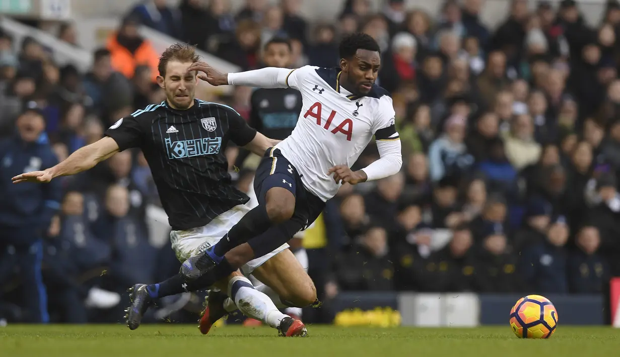 Pemain Tottenham Hotspur, Danny Rose (kanan) berusahan mengecoh pemain  West Bromwich Albion, Craig Dawson pada laga Premier League di White Hart Lane stadium, London, (14/1/2017).  (EPA/Will Oliver)