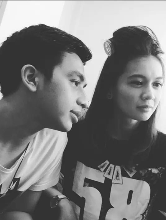 Setiap pasangan memiliki sifat pencemburu, tidak terkecuali Dea Annisa. Ia mengaku dirinya pun akan cemburu jika melihat sang pujaan hati tertarik dengan yang lain. (via instagram/@deaaannisa)