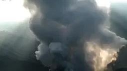 Abu letusan gunung berapi Tangkuban Perahu terlihat di Subang, Kabupaten Bandung Barat, provinsi Jawa Barat (26/7/2019). Gunung Tangkuban Parahu meletus. Lontaran abu mencapai ketinggian sekitar 200 meter. (AFP Photo/Timur Matahari)