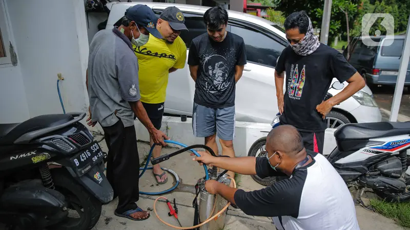 FOTO: Cegah COVID-19, Warga Tangsel Lakukan Penyemprotan Disinfektan Mandiri