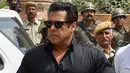 Seperti yang dilansir dari Khaleej Times, kepulangan Salman Khan ini pun disambuk oleh para penggemar setianya. (AP/Sunil Verma)