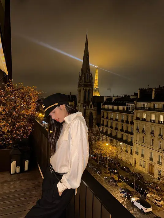 Penampilan Lisa BLACKPINK semaki trendy dengan Small Western Belt seharga Rp8jutaan. [instagram/lalalalisa_m]