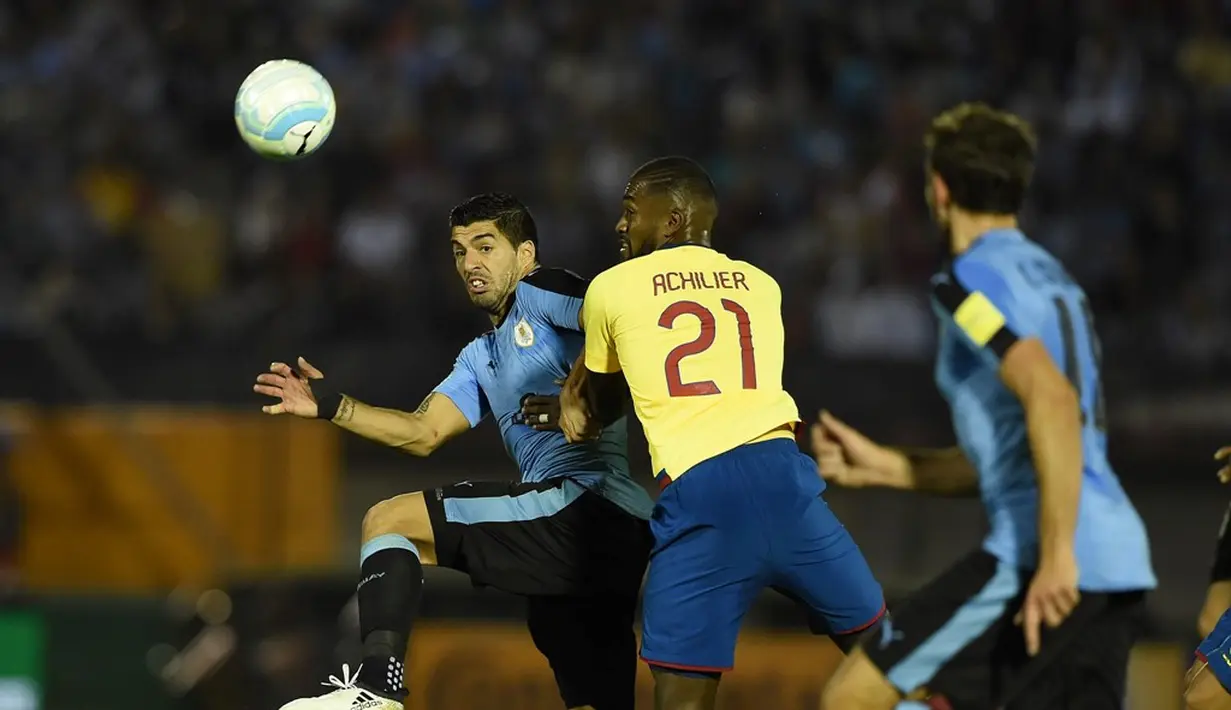 Striker Uruguay, Luis Suarez, berusaha melewati hadangan pemain Ekuador dalam laga Kualifikasi Piala Dunia 2018 di Montevideo, Jumat (11/11/2016) pagi WIB. (AFP/Pablo Porciuncula Brune)