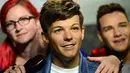 Di museum lilin Madame Tussauds di London, seorang wanita tampak berpose bersama member boyband One Direction, Louis Tomlinson, Rabu (6/8/14). (AFP PHOTO/Carl COURT)