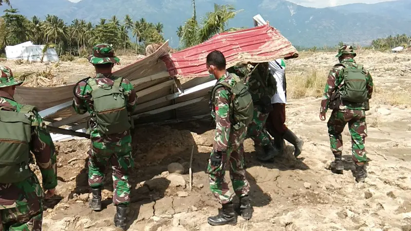 TNI membantu membuka akses jalan yang hancur karena gempa di Sigi, Sulawesi Tengah