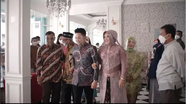 6 Potret Lamaran Kiki The Potters dan Kekasih, Penuh Kebahagiaan