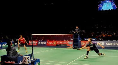 Tunggal putra Jepang, Kento Momata saat berhadapan dengan pebulutangkis Denmark Jan O Jorgensen di final BCA Indonesia Open Superseries Premier 2015 di Jakarta, Minggu (7/6/2015). Kento menang 16-21, 21-19, 21-7. (Liputan6.com/Andrian M Tunay)