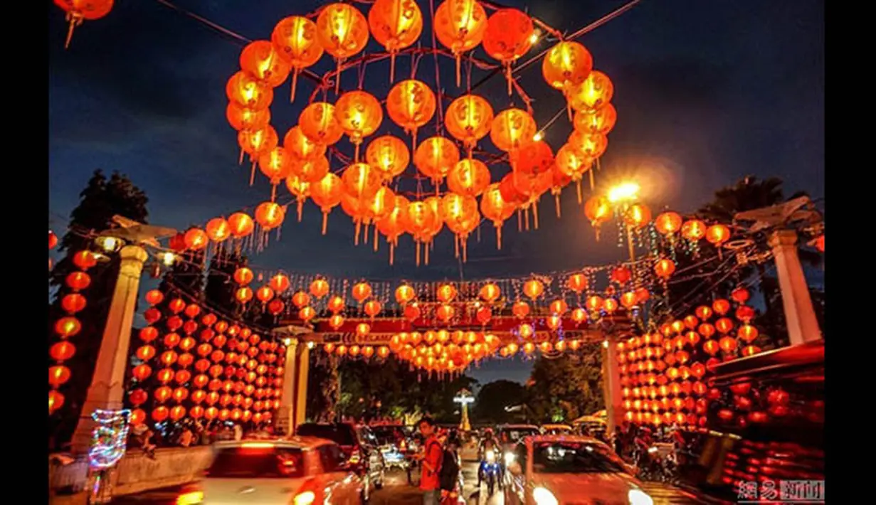 Ribuan lampion menghiasi sebuah jalan di India dalam rangka perayaan Tahun Baru Imlek. (shanghaiist.com)