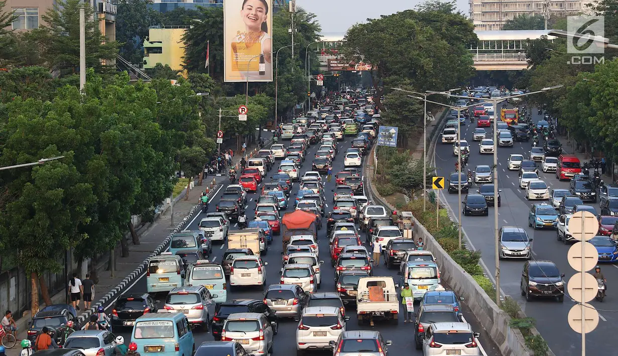 Kendaraan terjebak kemacetan di Jalan Casablanca, Jakarta, Sabtu (6/10). Adanya JLNT Kampung Melayu-Tanah Abang di kawasan tersebut tidak berdampak signifikan untuk mengurai kemacetan akibat tingginya volume kendaraan. (Liputan5.com/Immanuel Antonius)