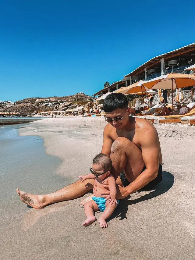 Indra Priawan dan Baby Izz di Yunani