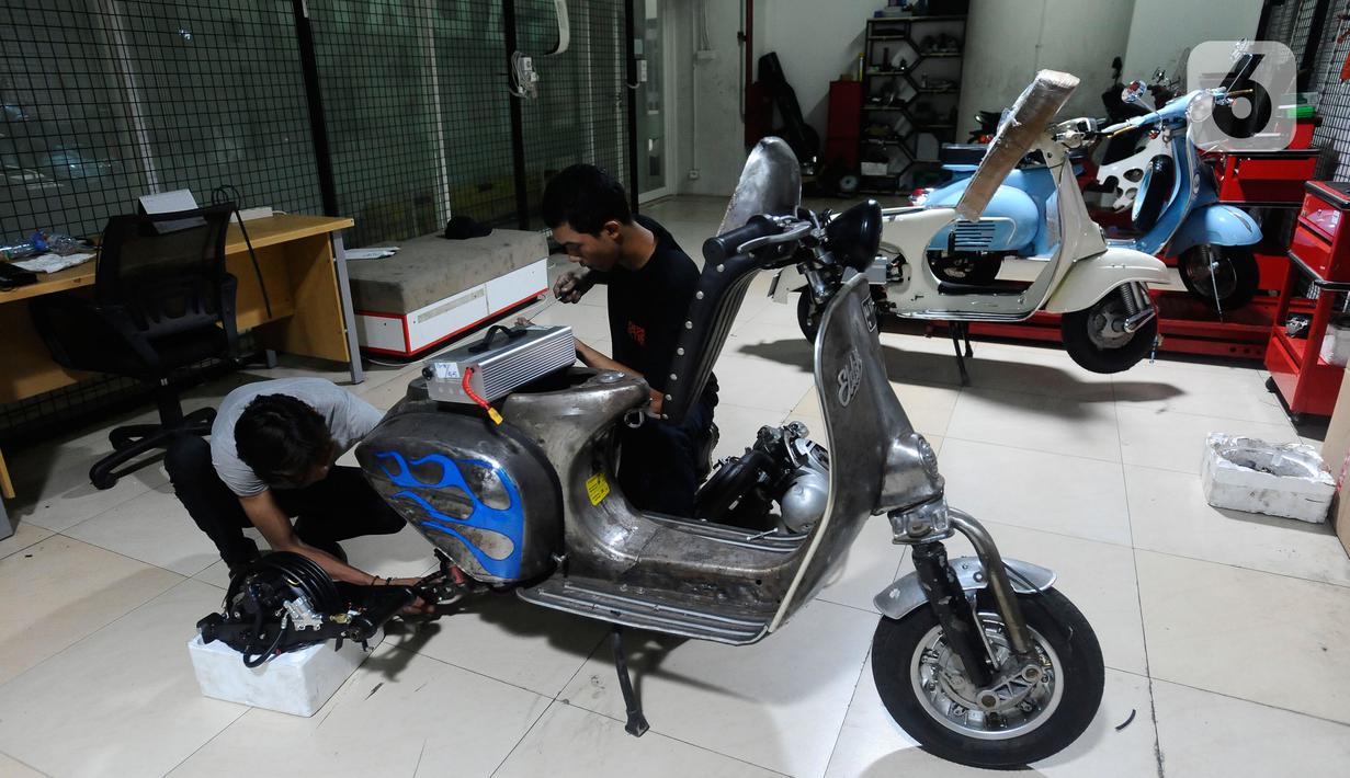 Mekanik menyelesaikan proses konversi motor listrik pada bengkel Elders Garage di basement Gedung Smesco, Jakarta, Selasa (20/12/20222). Konversi motor konvensional bermesin bensin ke listrik menjadi salah satu kebijakan yang dikeluarkan pemerintah. Untuk mempercepat tren elektrifikasi, pemerintah mendorong program konversi dengan memberikan subsidi Rp 6,5 juta.
(merdeka.com/Arie Basuki)