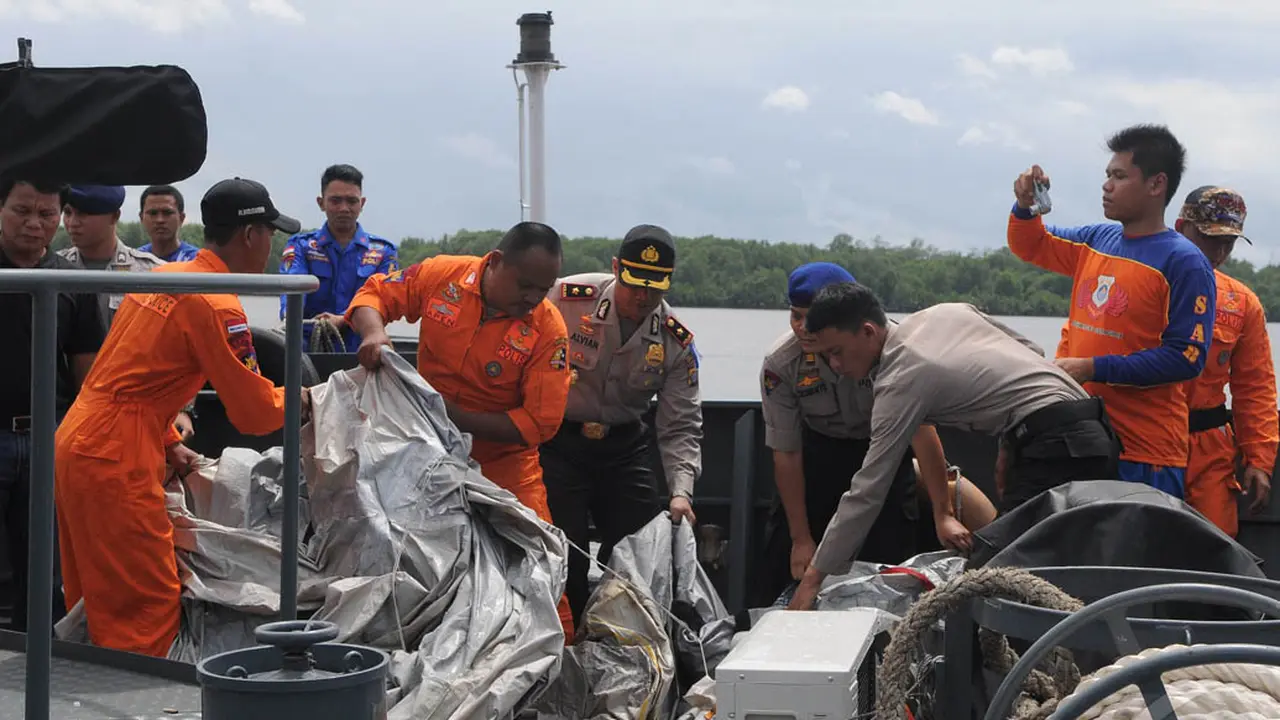 Ini Tabung Gas dan Tangga Darurat yang Diduga Milik AirAsia