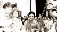 Ratu Elizabeth II dan Ibu Tien Soeharto bertemu di Istana Negara tahun 1974. (Foto: Dok. Instagram @cendana.archives)