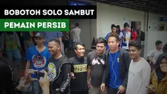 Para Bobotoh menyambut kedatangan para pemain Persib Bandung di Bandara Adi Sumarno, Boyolali.