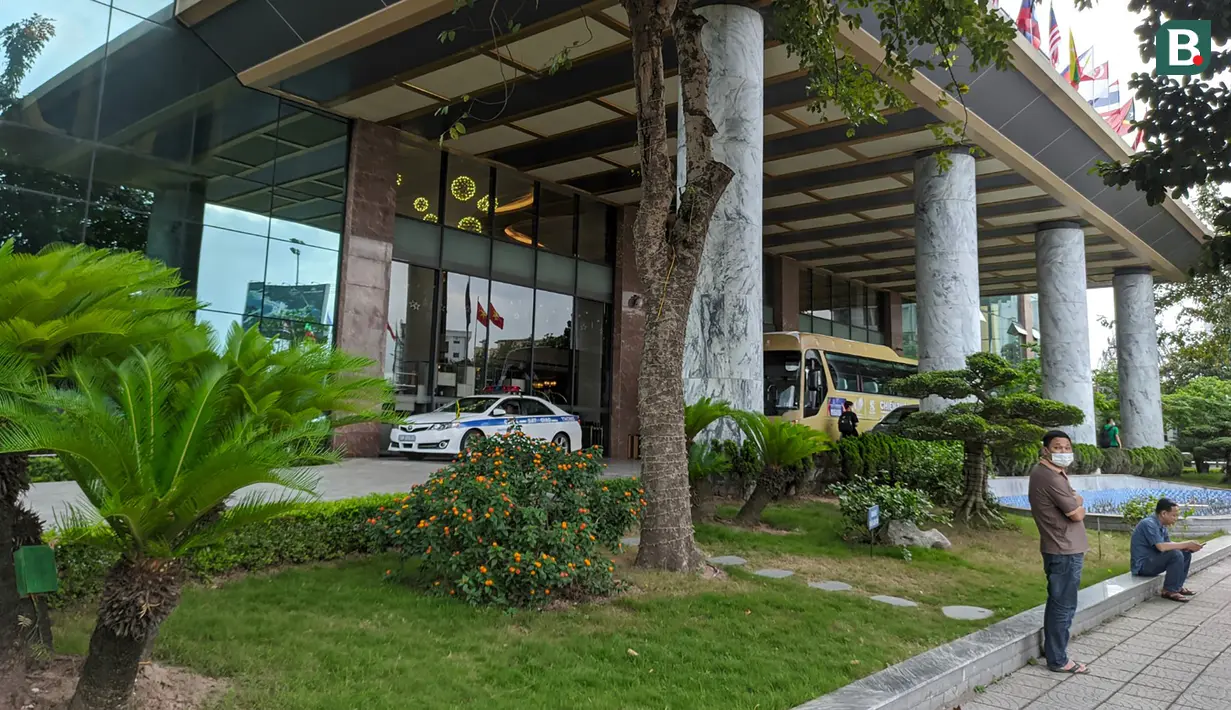 <p>Kondisi jalanan di sekitar Hotel Muong Thanh Luxury Phu Tho tergolong sepi. Tidak ada kemacetan ataupun hingar bingar kendaraan yang menjadi sisi positif bagi Timnas Garuda Muda untuk berkonsentrasi penuh. (Bola.com/Muhammad Adiyaksa)</p>