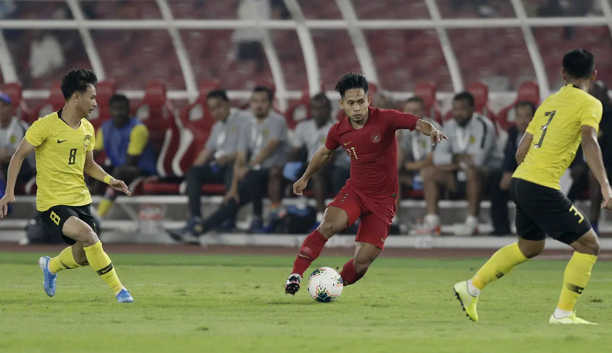 Gelandang Timnas Indonesia, Andik Vermansah, berusaha melewati pemain Malaysia pada laga kualifikasi Piala Dunia 2022 di SUGBK, Jakarta, Kamis (5/9). Indonesia takluk 2-3 dari Malaysia. (Bola.com/M Iqbal Ichsan)