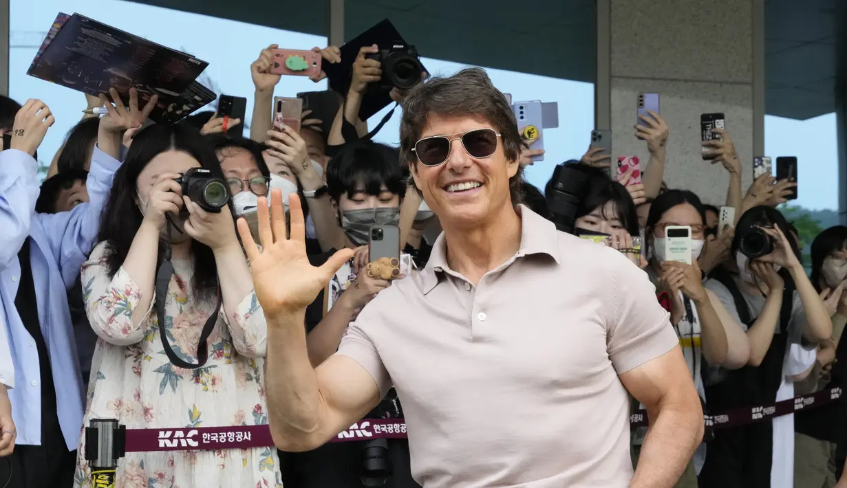 Aktor Amerika Tom Cruise melambaikan tangan saat tiba untuk mempromosikan film terbarunya 'Top Gun: Maverick' di Bandara Gimpo di Seoul, Korea Selatan, Jumat (17/6/2022). Sebenarnya para bintang film Top Gun: Maverick direncakan hadir di Korsel untuk mempromosikan film pada Mei, namun situasi Covid-19 menghambat rencana tersebut. (AP Photo/Ahn Young-joon)