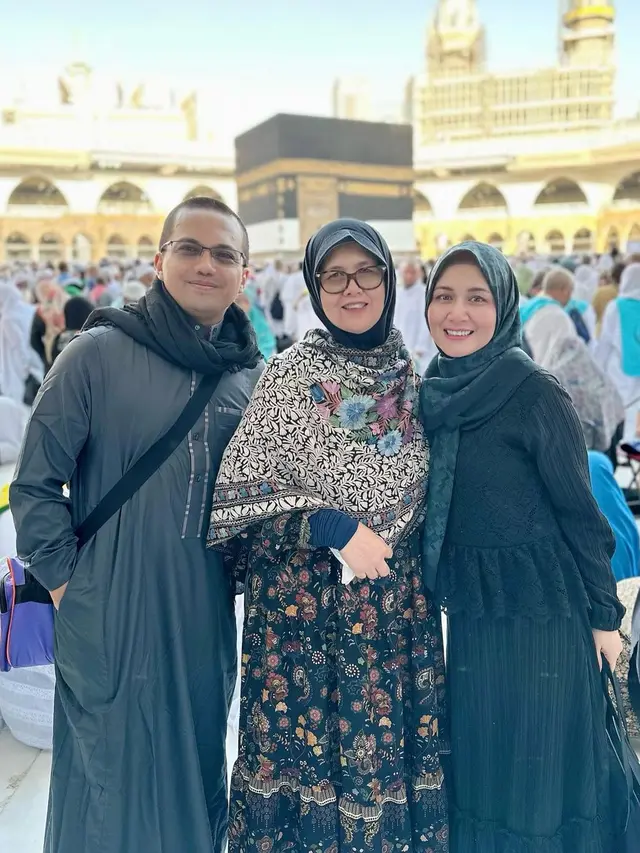 8 Potret Sahrul Gunawan dan Istri Jalani Ibadah Haji, Ajak Mertua