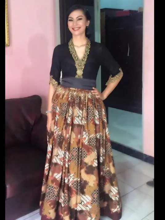 Meskipun hobi berpenampilan seksi, namun sebagai warga Indonesia, Kalina Octaranny pun juga senang mengenakan busana bermotif batik  seperti yang satu ini. Dan pastinya, paras cantik Kalina semakin anggun. (Instagram/kalinaoctaranny)