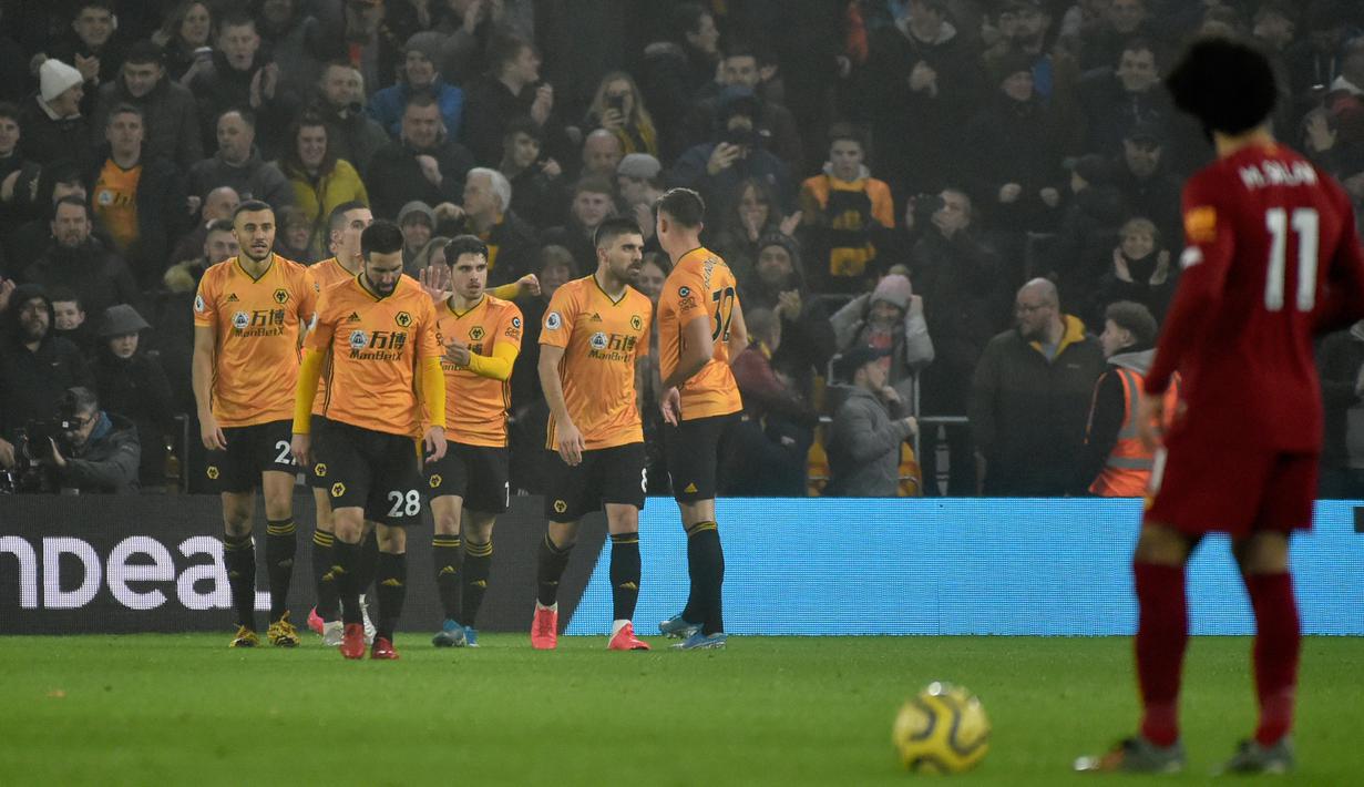 Pemain Wolverhampton Wanderers Raul Jimenez merayakan golnya ke gawang Liverpool bersama rekan-rekannya pada pertandingan Liga Inggris di Molineux Stadium, Wolverhampton, Inggris, Kamis (23/1/2020). Liverpool menang 2-1. (AP Photo/Rui Vieira)