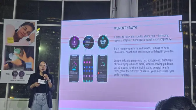 Senior Marcomm Manager Garmin Indonesia Chandrawidhi Desideriani menjelaskan tentang deretan fitur pendukung aktivitas kebugaran dan kesehatan yang ada di smartwatch Garmin (Liputan6.com/ Agustin Setyo Wardani)
