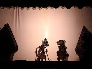 Pagelaran wayang kulit sedang dimainkan oleh siswa siswi di Jakarta Intercultural School (JIS) Elementary, Jakarta, Kamis (2/11). Kegiatan ini menyambut Hari Wayang Dunia yang jatuh pada 7 November 2017. (Liputan6.com/Fery Pradolo)