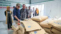 Sekretaris Kementerian UMKM, Arif Rahman Hakim dalam kunjungannya ke UD Usaha Mandiri pada Sabtu (18/10). Foto: Humas Kementerian UMKM