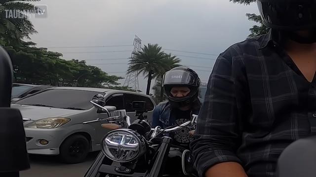 Momen tak terduga Ariel Noah usili Andre Taulany. (credit:youtube.com/@taulany_tv)