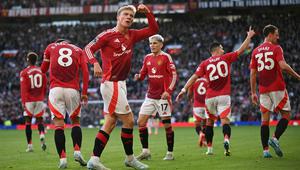 Pemain Manchester United, Rasmus Hojlund melakukan selebrasi setelah mencetak gol kemenangan timnya atas Brentford  pada laga lanjutan Liga Inggris di Old Trafford, Manchester, Inggris, Sabtu (19/10/2024). (AFP/Oli Scarff)
