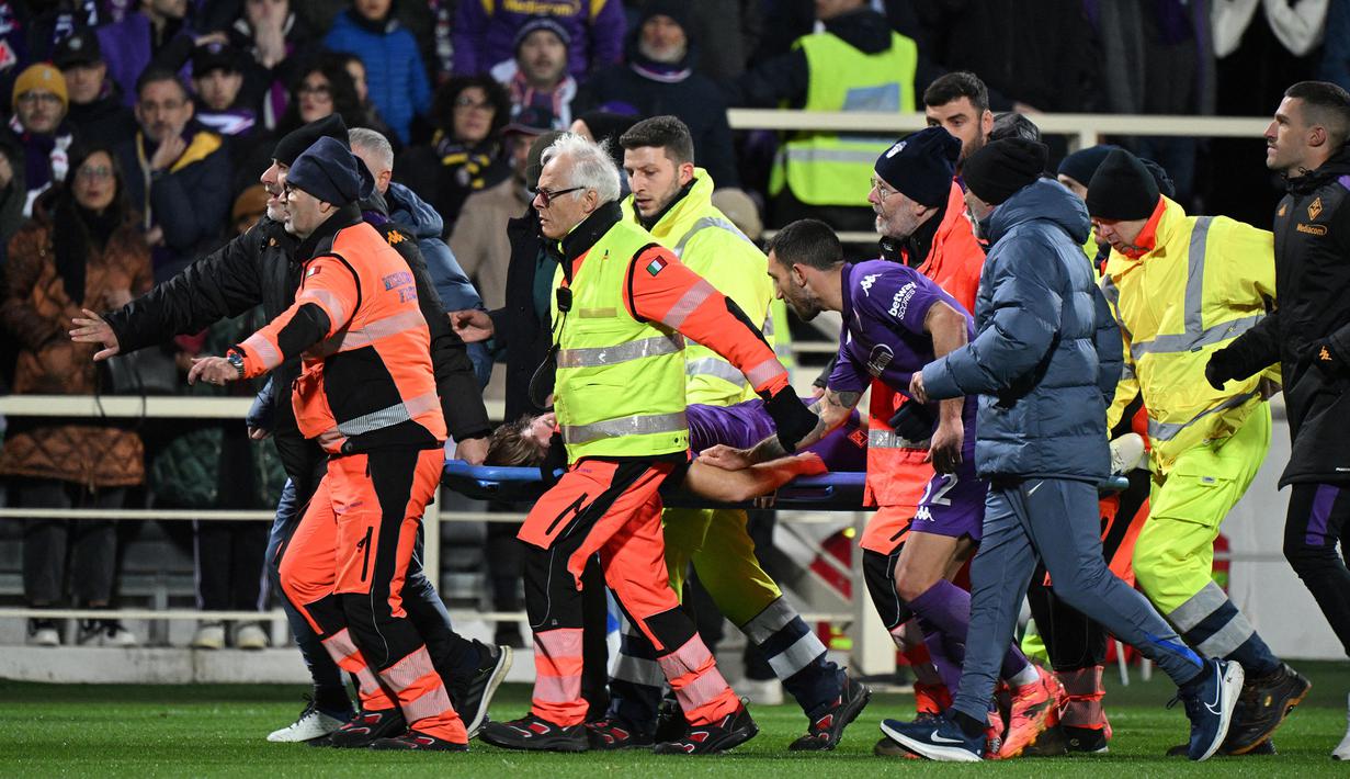 Pemain Fiorentina, Edoardo Bove mendapatkan perawatan medis saat mengalami kolaps pada laga lanjutan Liga Italia 2024/2025 melawan Inter Milan di Artemio Franchi Stadium, Florence, Italia, Minggu (01/12/2024) WIB. (AP Photo/LaPresse/Massimo Paolone)